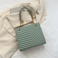 Bolso acolchado verde salvia con elegante costura chevron para moda de mujer - Esmeralda