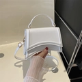 Bolso de mano blanco estructurado minimalista con base curva y herrajes dorados - Blanco