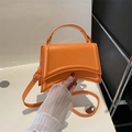 Bolso de mano tipo reloj de arena naranja minimalista en cuero liso con asa y correa - Naranja