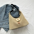 Borsa tote intrecciata beige con decori floreali e tracolla nera su denim blu - Nero