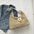 Grande borsa a tracolla intrecciata beige con fiori e cinturino in pelle bianca per estate - Bianco