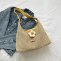 Borsa a spalla intrecciata beige con tracolla in pelle gialla e ciondolo floreale su denim - Giallo