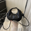 Borsa a mano a mezzaluna nera minimalista con finiture dorate e tracolla con nodo alla moda - Nero