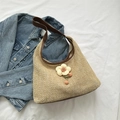 Borsa a spalla in paglia beige con fiore 3D e cinturini in pelle marrone per l'estate - Marrone