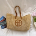 Große Strohtasche mit braunen Ledergriffen und zentralem Logo-Aufnäher-Detail - Braun