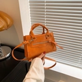 Bolso bandolera de cuero sintético naranja brillante con cremalleras plateadas - Naranja