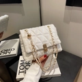 Weiße Stepptasche mit goldener Kette und modernem Dreieck-Steppmuster für Damen - Gebrochenes Weiß