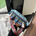 Dettaglio del marsupio etnico con ricami colorati e lunghe nappe a frangia - Blu