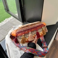 Dettaglio borsa etnica con trame geometriche tessute e vivaci frange multicolore - Rosso Arancio