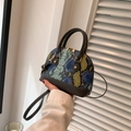 Borsa a mano da donna a conchiglia con stampa serpente multicolore e manici marroni - Nero