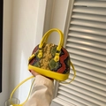 Borsa a conchiglia con stampa pitonata, manici gialli e tracolla sottile rimovibile - Giallo