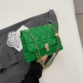 Lebhafte grüne Stepptasche mit goldener Kette und metallischem Drehverschluss für Damen - Grün