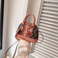 Borsa a conchiglia rosa con motivo a serpente, manico superiore e dettagli in oro - Rosa