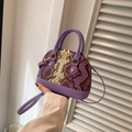 Borsa a conchiglia viola con stampa serpente, manico e dettagli in metallo oro - Viola