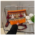 Detalle del bolso bohemio con motivos étnicos y borlas de colores decorativas - Naranja
