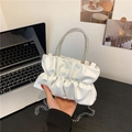 Détail du sac nuage plissé blanc avec poignées en strass et bandoulière chaîne argent - Blanc