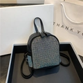 Vue détaillée de strass colorés scintillants sur un sac à dos en cuir noir mode - Coloré