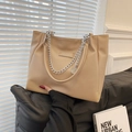 Detail einer beigen Shopper-Tasche aus Leder mit Lychee-Maserung und Silberkette - Khaki
