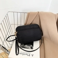 Bolso bandolera de nailon negro con cremalleras multicapa y elegantes detalles dorados - Negro