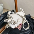 Elegante borsa a tracolla quadrata bianco crema con manico in foulard e finitura lucida - Bianco