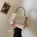Bolso bandolera de cuero beige con acabado de brillo y hebilla cuadrada de mujer - Blanco Roto