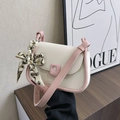 Elegante borsa a tracolla panna e rosa con foulard decorativo in seta e chiusura chic - Bianco e Rosa