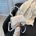 Sac à main en cuir blanc avec base incurvée et poignée nouée en décor de style - Blanc