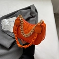 Borsa a mezzaluna arancione trapuntata con catena dorata e tracolla intrecciata - Arancione
