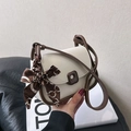Elegante borsa a tracolla beige con finiture marroni e accessorio foulard di seta - Bianco e Marrone