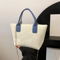 Detalle del bolso de pana blanco roto con asa de cuero azul y correa de cadena dorada - Blanco con Azul
