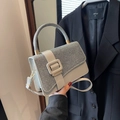 Bolso de pedrería plateada con patrón de piedra y hebilla cuadrada sobre traje negro - Plateado