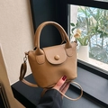 Bolso cubo marrón con diseño de lichi, hebilla redonda y asas de estilo retro - Marrón Oscuro