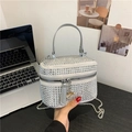 Chique zilveren strass handtas met lederen handvatten en een slanke metalen kettingriem - Grijs