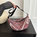 Bolso tote bohemio tipo media luna con patrones geométricos rojos y morados - Rojo