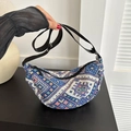 Bolso bohemio de media luna tejida con patrones geométricos y correa ajustable - Azul