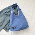 Sac cabas en velours côtelé bleu clair avec étiquette Fashion sur tissu blanc - Bleu