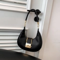 Sac hobo minimaliste en cuir noir avec fermoir doré, suspendu à une poignée blanche - Noir