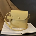 Borsa a tracolla giallo crema con trama litchi e grazioso ciondolo a elefante - Giallo chiaro