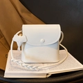 Borsa a secchiello bianca in pelle martellata con ciondolo a elefante e tracolla intrecciata - Bianco Sporco