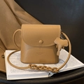 Elegante borsa a secchiello in pelle cammello con trama litchi e ciondolo a elefante - Marrone
