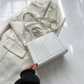 Elegante weiße quadratische Handtasche mit V-förmiger Steppung und goldener Hardware - Weiß