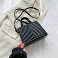Minimalistische schwarze gesteppte PU-Leder-Quadrat-Handtasche mit goldenen Details - Schwarz