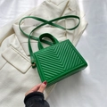 Schicke grüne gesteppte quadratische Handtasche mit V-Muster und Gold-Schultergurt - Grün