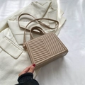 Beige Stepptasche mit V-Muster und goldfarbenen Beschlägen für Damen zum Umhängen - Khaki
