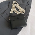 Bolso bandolera negro con correa geométrica ancha y hebilla redonda de estilo retro - Negro
