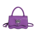Schicke lila Handtasche mit gewellter Klappe und herzförmiger Kettenschnalle aus Metall - Lila