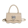 Schicke cremefarbene Lederhandtasche mit silberner Herzschnalle und Kettendetail - Khaki