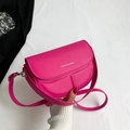 Bolso tipo silla de montar rojo rosa en cuero PU con correa ajustable y relieve - Rosa Roja