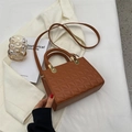 Borsa a tracolla trapuntata color caramello con manico intrecciato e dettagli dorati - Marrone