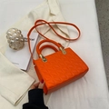 Borsa a tracolla trapuntata arancione con manico intrecciato e dettagli dorati - Arancione